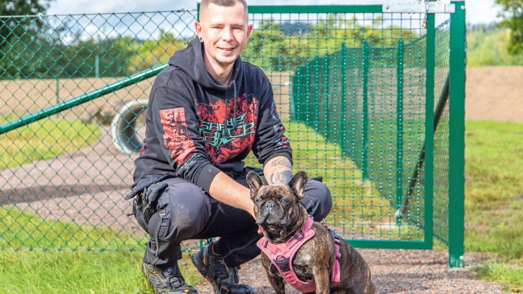 Jesper Fredriksson och hans franska bulldog Cleo bor i området och hoppas att kommunen får löst problemen med staketet innan öppning.