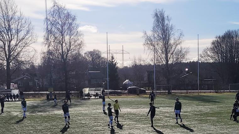 Solen sken, fåglarna kvittrade och publiken jublade när Lekstorp vann årets första träningsmatch med 3-0 mot Kålltorp.