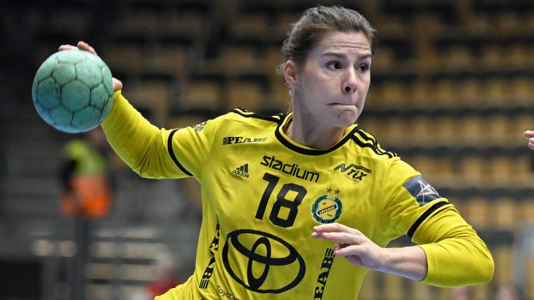 Laura Jensen lämnar Sävehof efter säsongen och återvänder hem till Danmark, men först vill hon vinna ett nytt SM-guld. Mot Skara stod hon för fyra mål i matchen som Sävehof vann med 26-24.