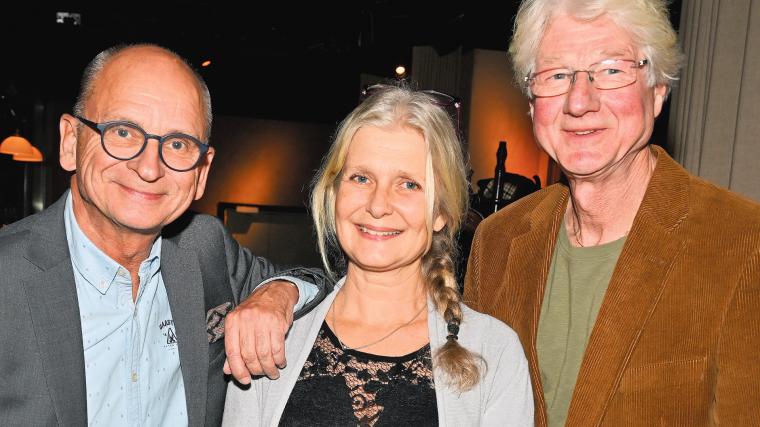 Författarna till nya biografin om Lasse Brandeby, Lasse Råde och Anna Brandeby Harström, på måndagens releasefest på Wagners Bistro. Här med förläggaren Tomas Lindelöw (till höger).