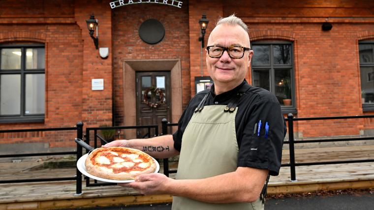 Krögaren Mats Packendorff visar stolt upp Brasseriets supergoda pizza som är väl värd resan från både Alingsås, Partille och Göteborg.
