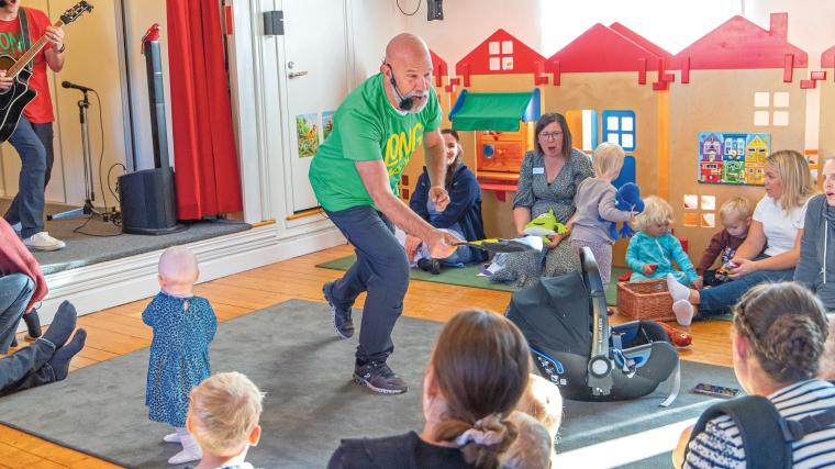 Den musikaliska duon Long Kalsong fick igång publiken på Familjens hus med trallvänliga låtar och dans.