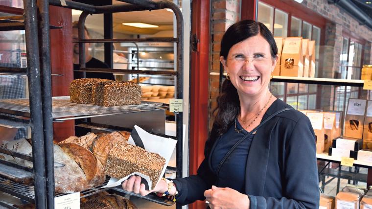 Bröd & Malt firade ett år och passade på att bjuda in Märta Stenevi (MP) på en rundtur i det kombinerade bageriet och bryggeriet.