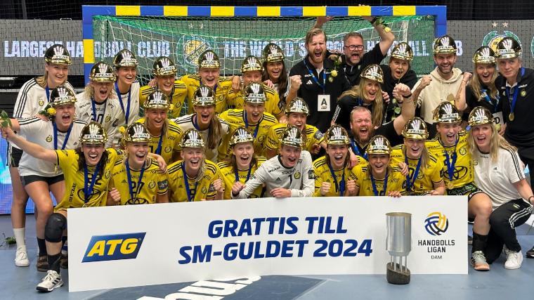 Guldjubel med Bengan Johanssons pokal, prischeck och guldhjälmar.