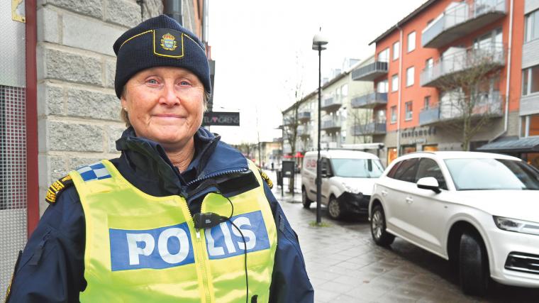 Kommunpolis Linda Bergvall vill se fler anmälningar av bedrägeriförsök- och brott.