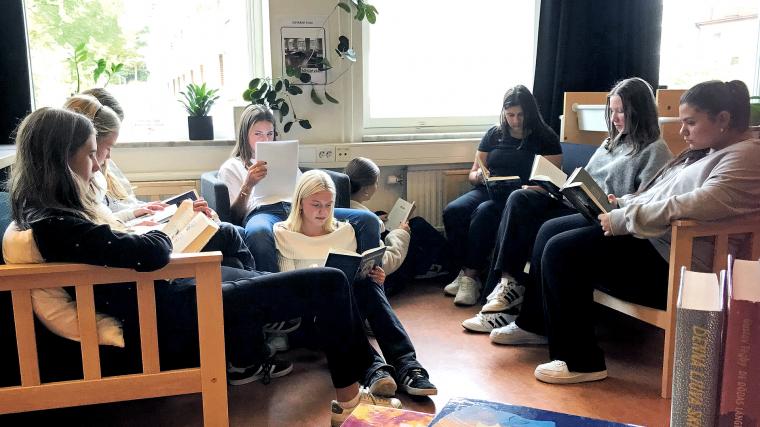 Ekdalaskolans cirka 330 elever turades om att läsa tillsammans i biblioteket förra fredagen. Under stafettläsningen läste klasserna sådant som passade den pågående lektionen.