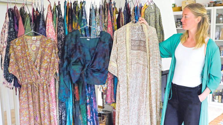 Alexandra visar de vackra plaggen som tillverkas av återvunna saris. Hon säljer dem i pop up-butiker och vid event av olika slag såsom i Nääs fabriker den 8 maj.