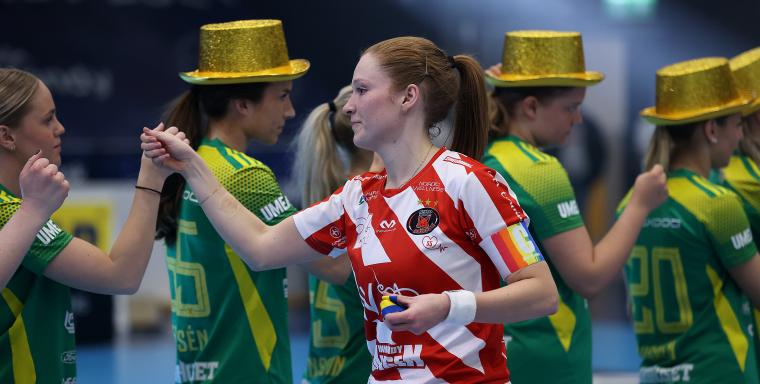 Pixbos Ida Sundberg tackar för matchen efter förra årets SM-final som vanns av guldhattsbeklädda Team Thorengruppen.
