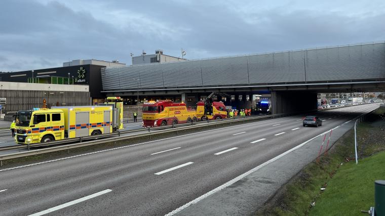 E20 i riktning mot Göteborg stängdes av helt. Den första prognosen sa att det skulle vara uppklarat vid tiotiden.