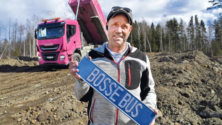 Bo Johansson, även kallad Busse Bus, med sin namnskylt som annars sitter i framrutan på lastbilen.