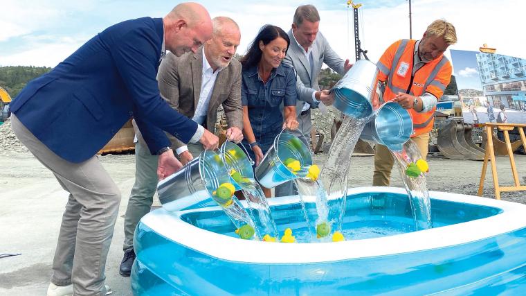 I stället för första spadtag blev det ett första simtag när simhallsbygget startade. Från vänster: Mats Nilsson (vd Partillebo), Hans &Ouml;stling (vd AF Projektutveckling), Marith Hesse (kommunstyrelsens ordförande), Bengt Randén (kommundirektör) och Jesper Göransson (vd Peab).