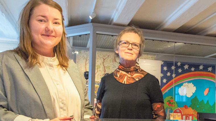 Frida Lönnberg, innehållsproducent och föremålsintendent, tillsammans med Monica von Brömsen, innehållsproducent och arkivintendent, har arbetat fram utställningen ”På textilfabriken.”