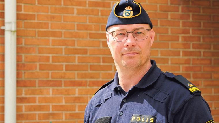 Conny Holm lämnade polisen under en period för att kunna fokusera mer på småbarnslivet. Men nu är han tillbaka i Lerum där han arbetade som patrullerande polis i sex år.