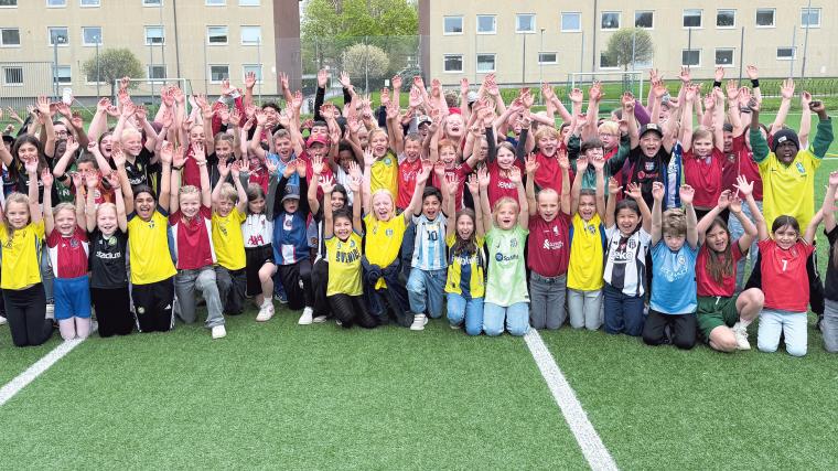 Hela lågstadiet visade sina färger på Vallhamra skolas fotbollsplan.