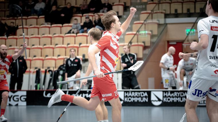Marcus Peil jublar efter ett av sina tre mål mot Jönköping