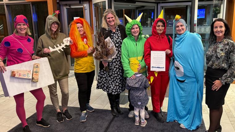 Pedagoger på Soldatängens förskola tillsammans med rektor Anna Bäckbro Fredriksson och Marith Hesse (M), kommunstyrelsens ordförande.