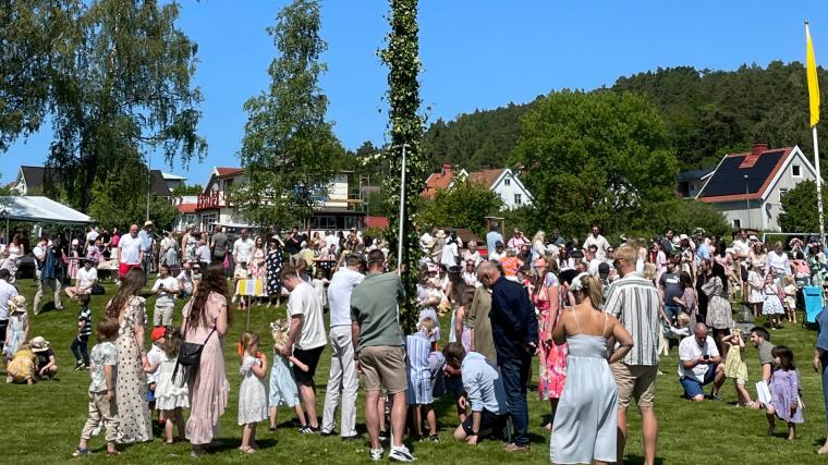 Dans kring midsommarstången.