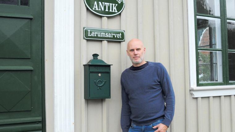 Författaren själv utanför bostaden på Brobacken som blev startskottet för bokserien “Lerumsarvet”. Den sista delen i trilogin kommer den 26 augusti.