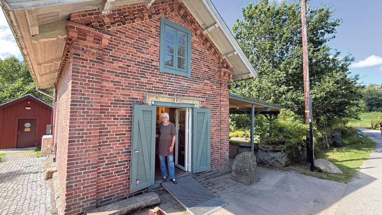 Hjördis Fohrman, ordförande i Jonsereds hembygdsförening, utanför Grindstugan där utställningen pågår fram till 31 oktober under dagtid.