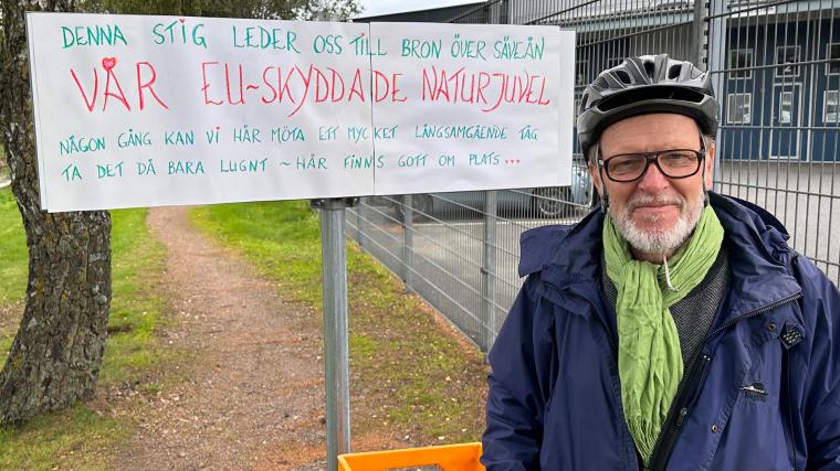 Lars har satt upp en egen text ovanpå Trafikverkets skylt i Sävedalen.