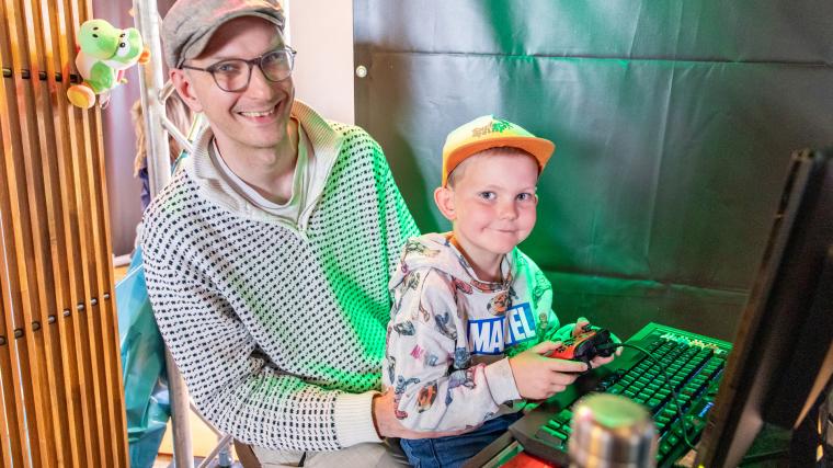 Stefan och Lycke Matsson satt och spelade ihop. ”Vi är här och kollar spel, och har roligt”, sade pappa Stefan.