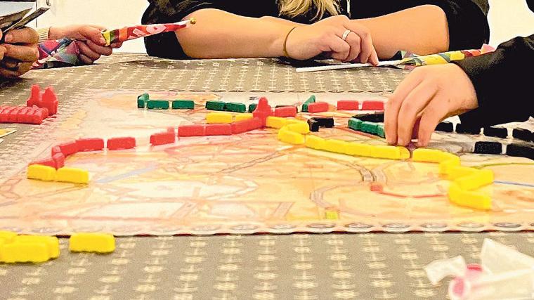 Lokalpressen besökte spelföreningen Game On. Då spelade de ”Ticket to ride” – som också är ett av deras tio julklappstips.