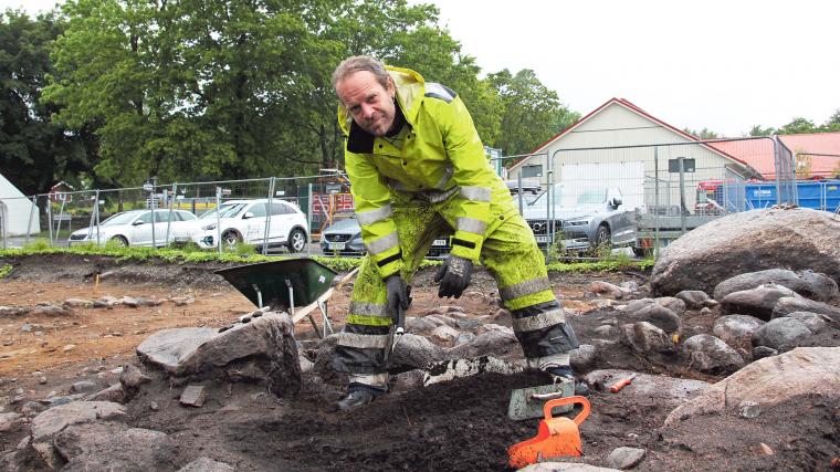 Fynden som arkeologen Niklas Borg och hans kollega hittills hittats på platsen intill Askimsskolan tyder på att lämningarna är från tidsåldern Senneolitikum (2350 f.Kr. – 1700 f.Kr.), som är senare delen av stenåldern.
