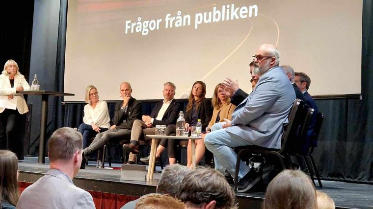 Representanter från länsstyrelsen, kommunen, regionen, Trafikverket, Företagarna, Swedavia och Svenskt näringsliv informerade och svarade på publikens frågor.