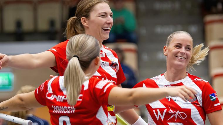 Glädle i Pixbolaget efter ytterligare en seger. Landslagspelarna Rikke Ingebrigtsli Hansen (NOR), Eliska Krupnova (TJE) och Amanda Berggren efter en tidigare segermatch.