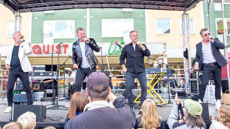 Bagges torg var fullt av folk när Arvingarna bjöd på dansvänliga hits.