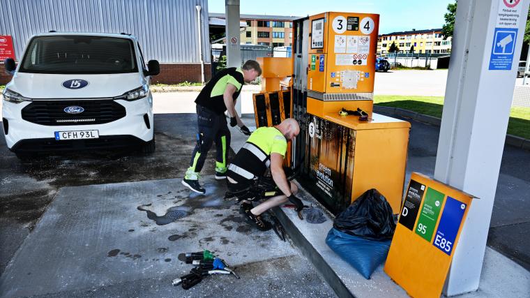 Personal var snabbt på plats under måndagen och bytte ut slangarna. Samma kväll greps en misstänkt man.