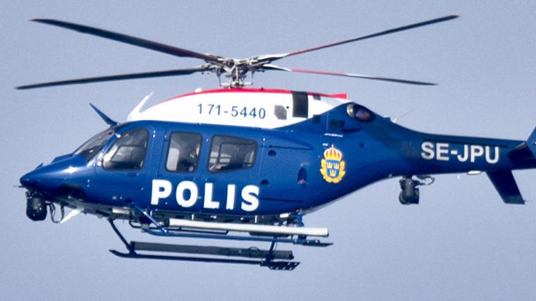 Både polishelikopter, hundpatruller och flera polispatruller letar i området.