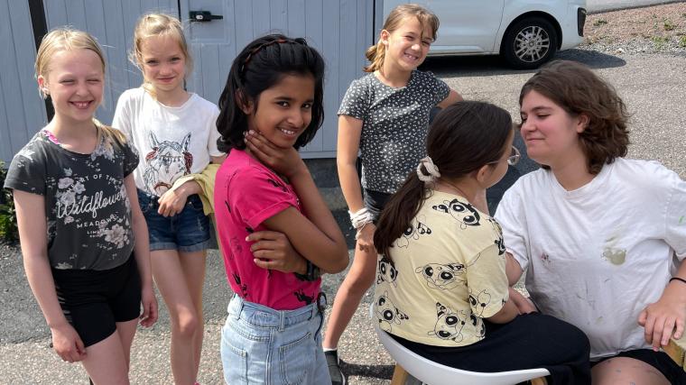 Ariana koppade in som volontär och ansiktsmålade glada barn.