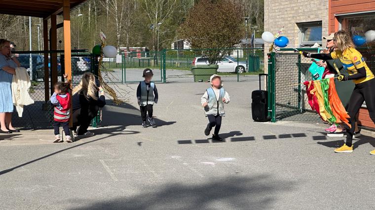 Snabbast i mål bland de yngsta 1-3-åringarna var en liten kille som tog i ordentligt varvet runt.