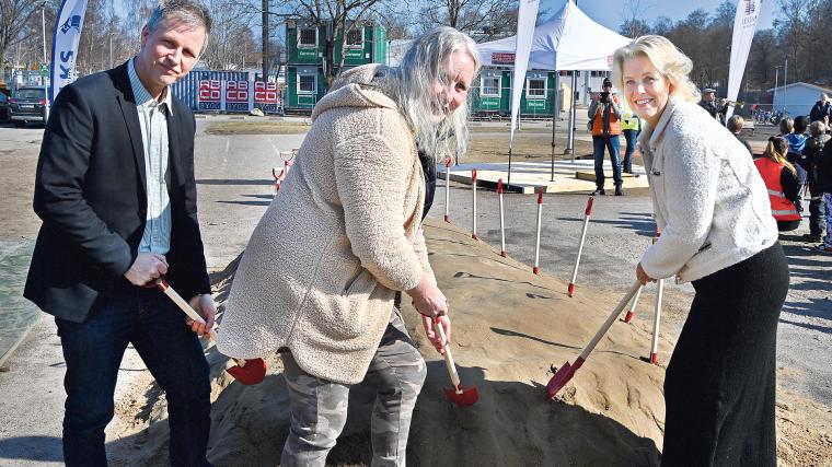 Kommunalråden, Christian Eberstein (KD), Renée Bengtsson (S) och Eva Andersson (C) , med särskilt ansvar för samhällsbyggnad, tog det officiella spadtaget.<br /><br />