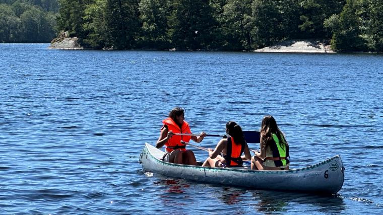 Med vana paddeltag tog sig de tre tjejerna ut på Kåsjön för ett par timmars paddling i det 20-gradiga vattnet.