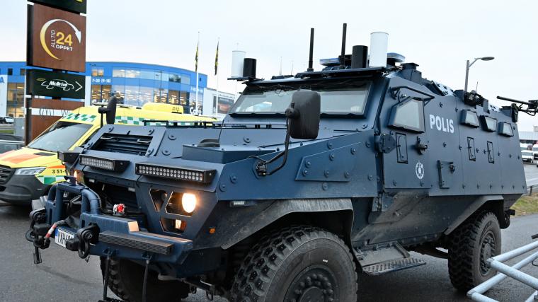 Ett skarpt föremål hittades vid Säveån i Partille och bombskyddet kallades till platsen.