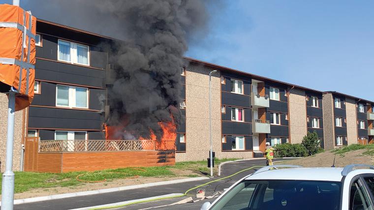 Tre lägenheter skadades i branden den 18 juli. Sju personer utrymdes och flera fick vård på plats, men ingen behövde föras till sjukhus.