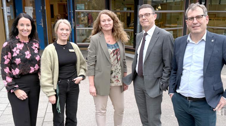 Marith Hesse, Hanna Svensson, Charlotte Kaleb, Johan Gilberth och Otto Natt och Dag utanför &Ouml;jersjö Brunn. En skola som får ta del av de nya resurserna.