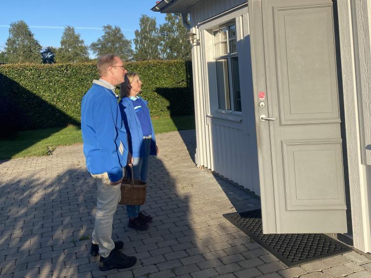 Riksdagsledamoten Tobias Billström vid en dörrknackning i Rävlanda i måndags. Här tillsammans med lokala partikollegan Agneta Granberg.