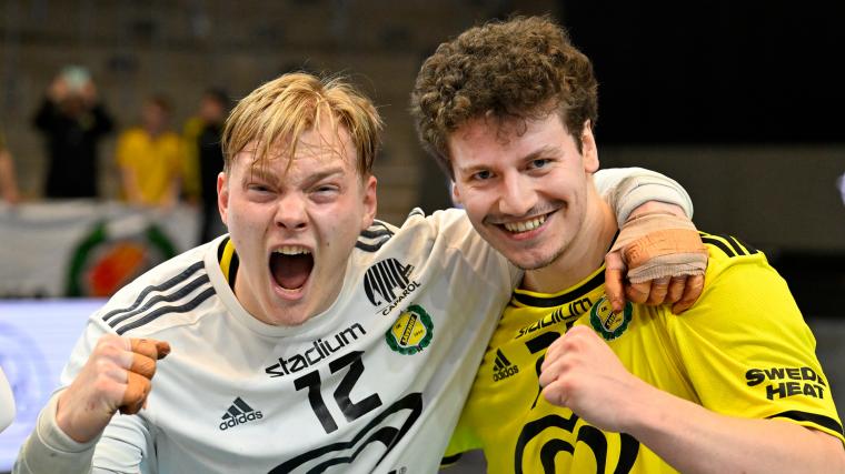 Simon Möller och Elias á Skipagötu i ett segervrål efter att Sävehof gått till semifinal efter 3-0 i matcher.