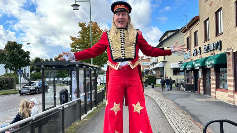 Malte Knapps cirkus styltade runt eller åkte enhjuling inför sin underhållande cirkus för dem med barnasinnet kvar.