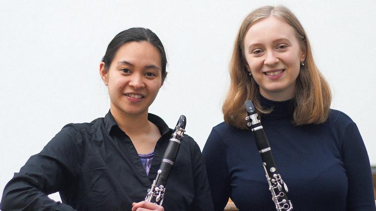 Klarinettisterna Ebba Eriksson och Ella Kjellberg utgör Duo Elba. Nu har båda fått stipendium.
