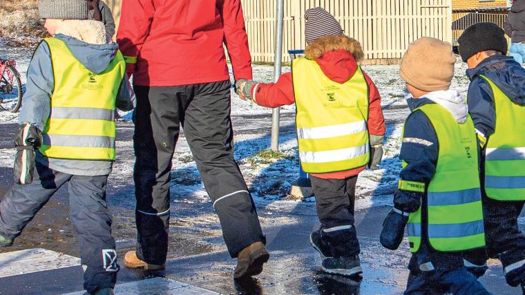 Reflexvästar som träs över huvudet kommer inte att användas mer av förskolorna.