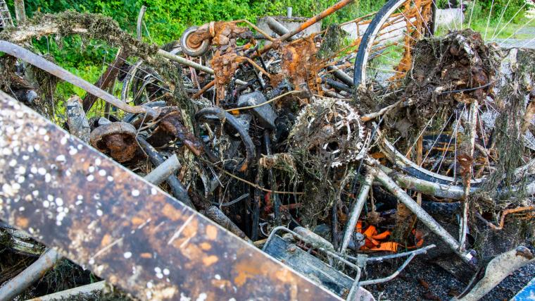 &Ouml;ver 1000 kilo skräp plockade man upp från Säveån bara vid Floda på en sträcka av 500 meter.