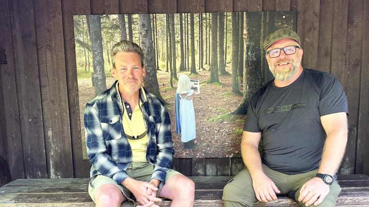 Daniel Eek och John Hagby framför ”Flicka med padda” som finns i vindskyddet vid Råhultsstugan i Jonsered.