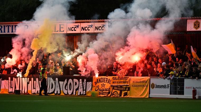 Pyroteknik på Jonsereds IP hör inte till vanligheterna men Häckens stora följe satte lite extra färg på matchen.