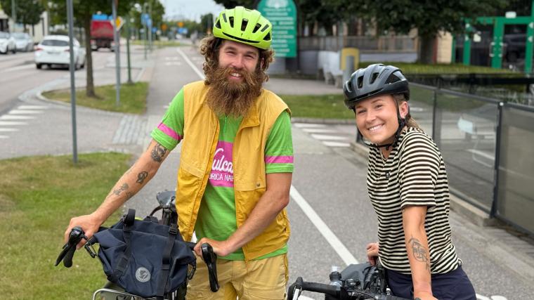 Efter 1400 mils äventyr på cykel, trötta med glada när de passerade kommungränsen till Partille tidigare i somras.