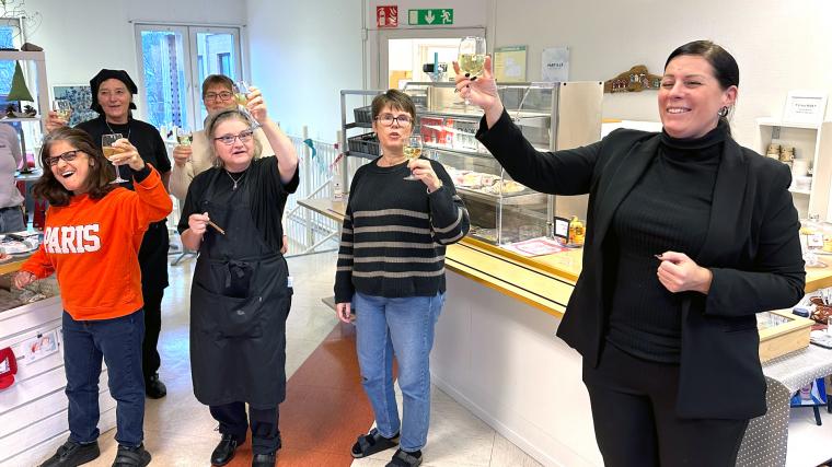 Personalen och verksamhetschefen Anika Svensson skålade under nypremiären för Café Säven.