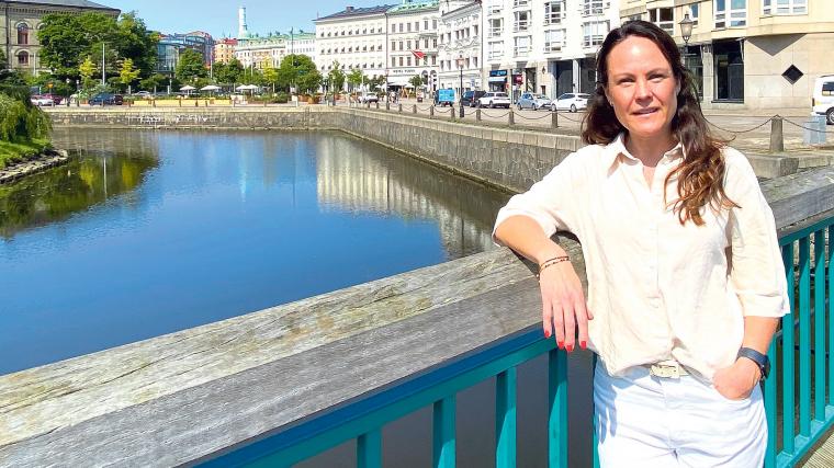 Anna Mjörnvik står på Bazarbron, vid epicentrum av Göteborgs Kulturkalas. Till vänster ligger Grönsakstorget och till höger skymtar Kungstorget. Alldeles nära finns även Kungsparken som är en ny festivalplats för i år.